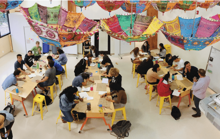 Students work on projects at 蜂巢